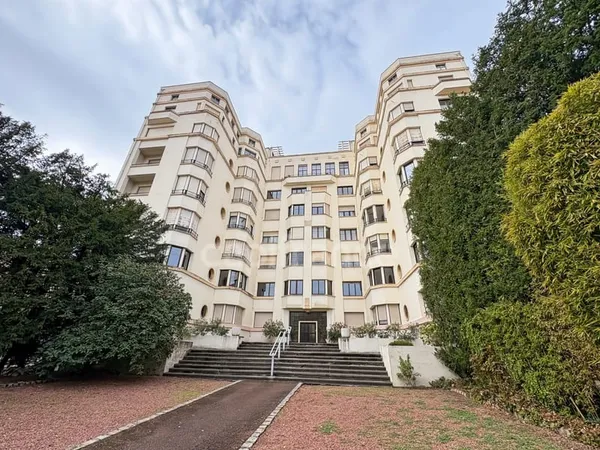 APPARTEMENT DE 133,95 M² AVEC BALCON, CAVE ET GRENIER - CENTRE-VILLE DE ROANNE