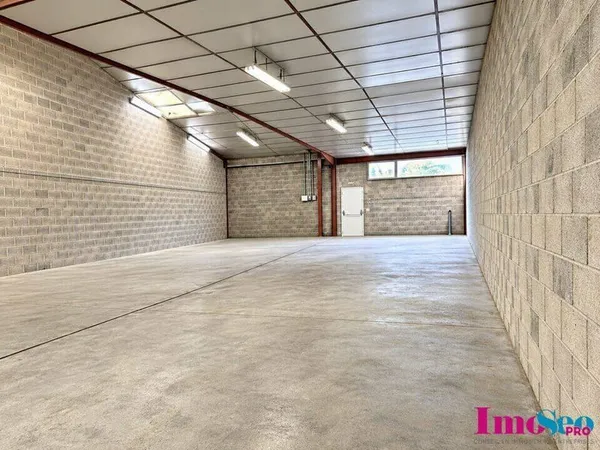Entrepôt 250 m²