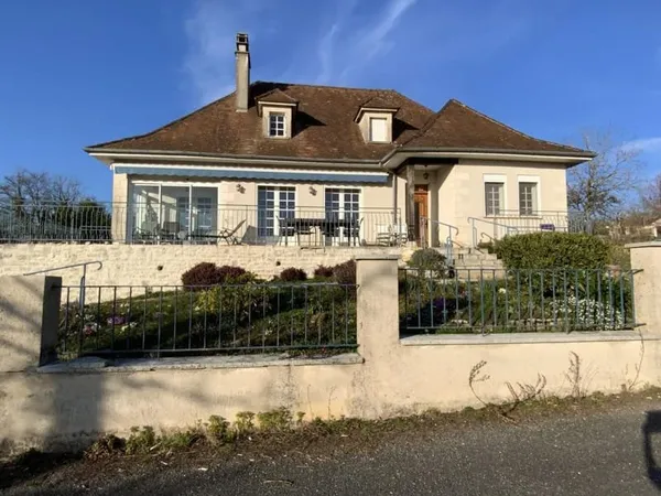 Proche toutes commodités, maison familiale et chaleureuse , 4 chambres - Quartier paisible et réside