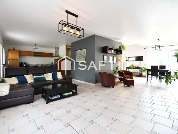 Belle maison familiale moderne prête à habiter!