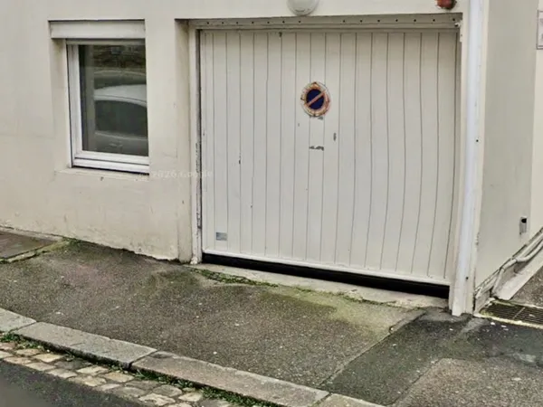 À vendre, box fermé de 13 m², dans garage collectif fermé