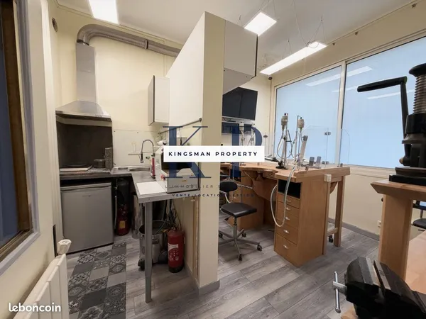 Local 28 m² Paris