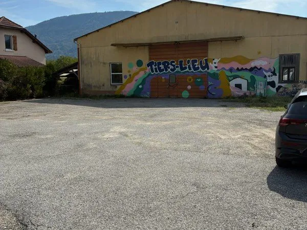 Hangar / local professionnel 500 m² - grand parking - grésivaudan