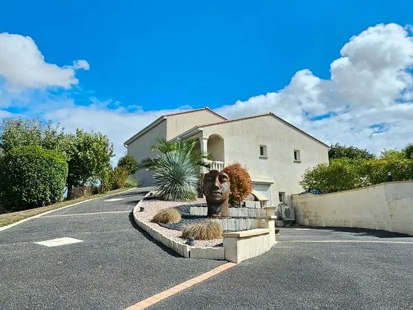 Maison 190m2 meublée piscine spa intérieur