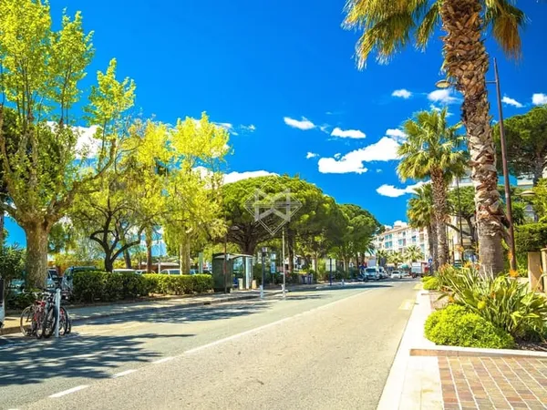 A VENDRE - FONDS DE COMMERCE - SAINTE MAXIME CENTRE VILLE