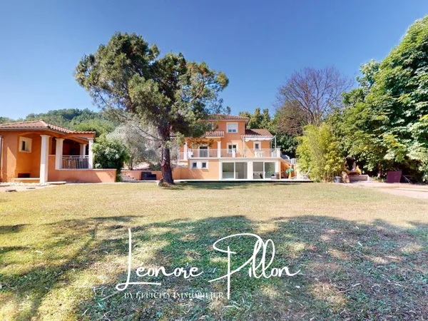 Maison 8 pièces 215 m²