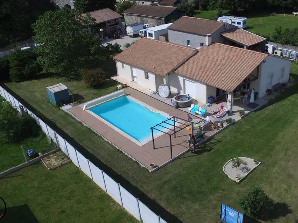 Ensemble immobilier de 3 maisons sur beau terrain.