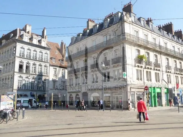Local commercial avec vitrine et accès cour intérieure. Emplacement de premier ordre - Vue sur les q
