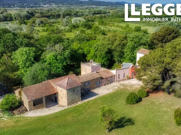 LUBERON SUD - Domaine de caractère exceptionnel de 22 pièces avec terrain, dépendances, vues et pisc