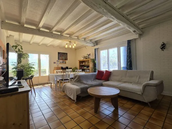 Civray ? Spacieuse maison rénovée de 170 m² sur terrain clos
