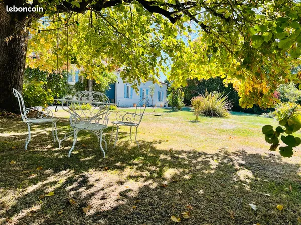 Superbe longère charentaise en pierre, tous rénovée, avec piscine chauffée, verger, beaux jardins et