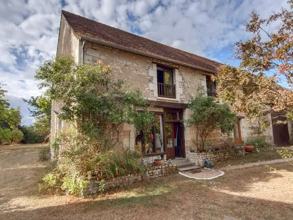 Propriété de caractère en bordure de rivière - 1 maison, 4 dépendances et 5 000 m² de terrain