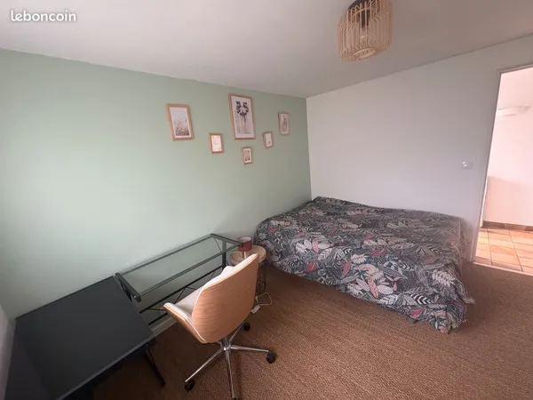 Chambre meublée chez l'habitant- INDISPENSABLE D'ETRE VEHICULE