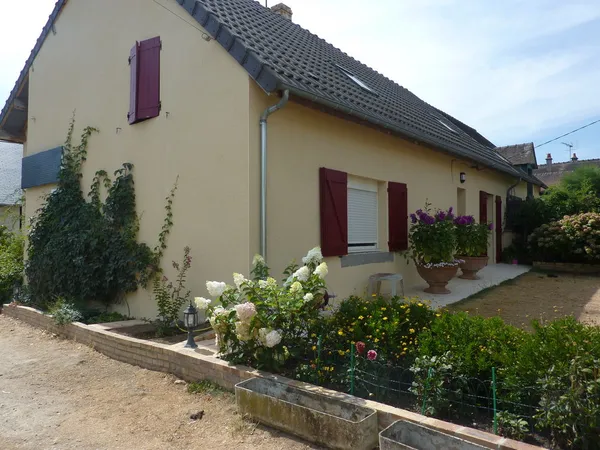 villa en campagne avec grange au calme