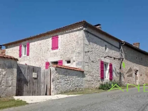 Maison en pierre à la campagne
