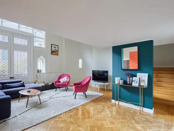 Paris XVIIe - Villa des Ternes. Triplex avec terrasse.