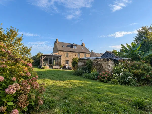 LONGÈRE EN PIERRE RÉNOVÉE AVEC VÉRANDA DE 30 M² ET JARDIN ARBORÉ - SAINT-GUINOUX