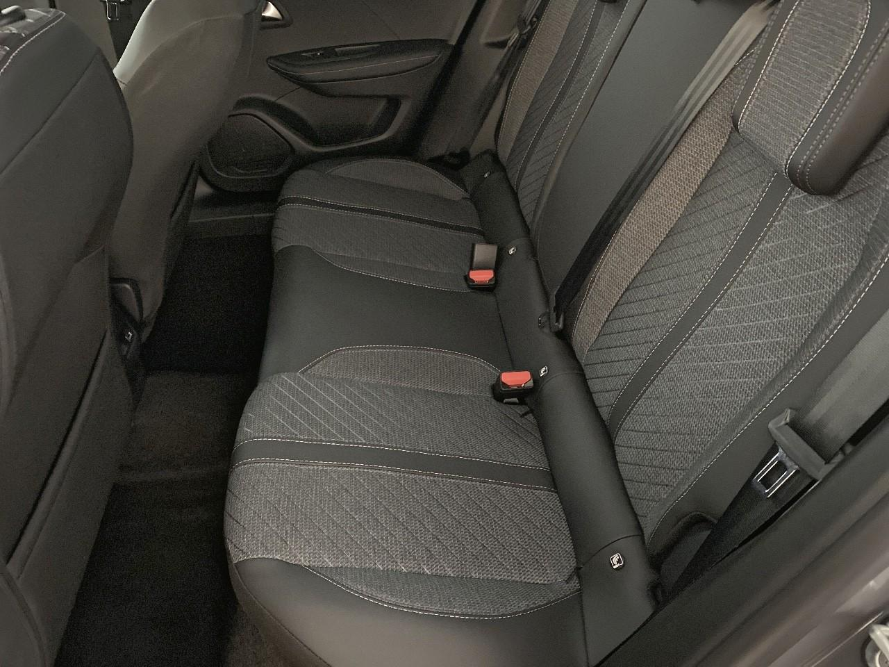 Peugeot 2008 hybrid 145 ch e-dcs6 allure — photo 10