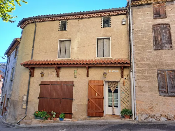 Maison de village avec une grange