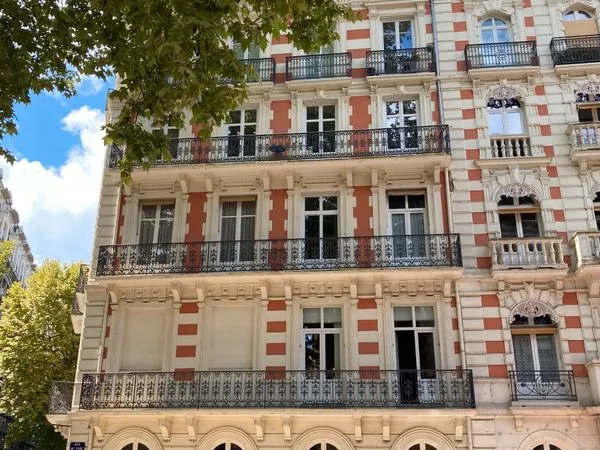 Charmant T1 de 30 m2 dans immeuble de standing quartier Thermal/Opera/Parcs