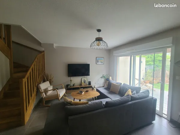 Maison 4 pièces de 89 m² - 3 chambres, 2 salles de bains, jardin, garage et 2 parkings