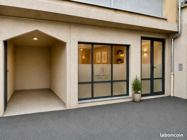 LOCAL PROFESSIONNEL 28 m² - CENTRE-VILLE DE BRESSUIRE - PARKING 70 PLACES