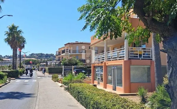 Local commercial 1 pièce 70 m²