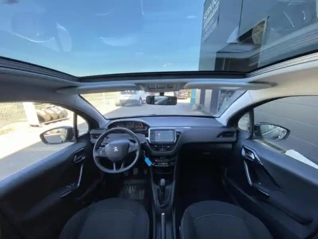 Peugeot 208 1.2 puretech 82 allure — photo 8
