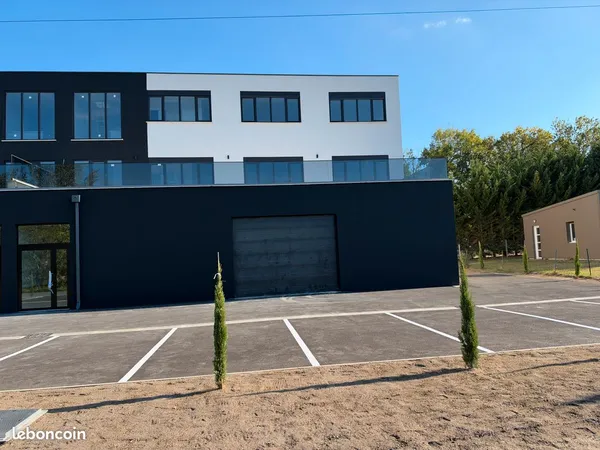A louer entrepot/commerce et bureaux de 340 m²