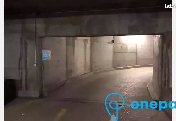 Parking/box 12 m² PARIS 10