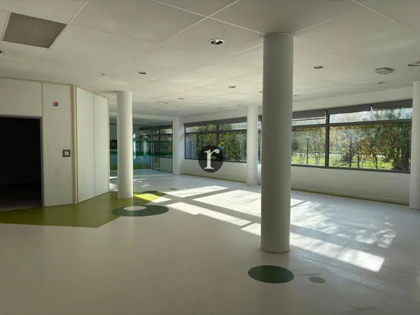 Local commercial 682 m²