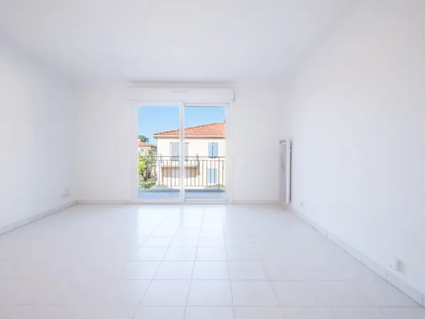 ANTIBES - APPARTEMENT 3 PIECES DE 66M2 A VENDRE - AVEC TERRASSE - PARKING EXTÉRIEUR - PROCHE TOUTES 