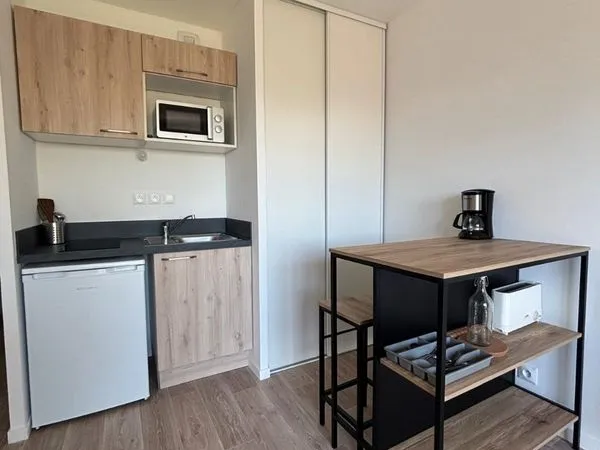 Studio meublé avec de nombreux rangements, situé au 3e étage d'une résidence neuve, sécurisée et ada