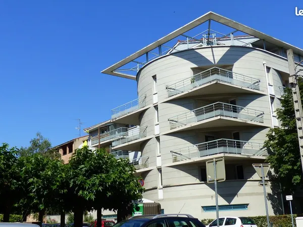 T4 de 109 m2 lumineux avec 29 m2 de terrasses en étage pour 1.600 charges incluses