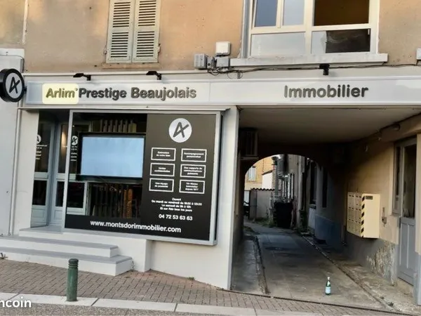 à louer - local commercial - place de la libération - val d'oingt