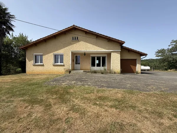 Maison de plain-pied de 77m2 habitables avec garage sur un terrain de 1 560m2 clos