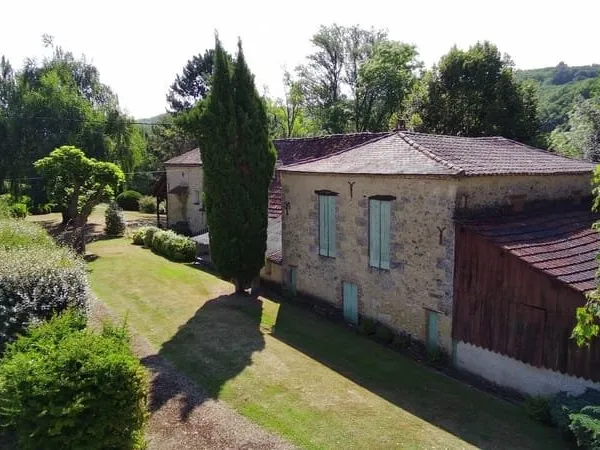 Située dans un cadre exceptionnel proche de la Dordogne, Propriété comprenant une Maison en pierre +