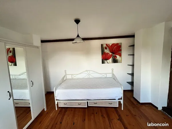 Chambre meublée indépendante avec sanitaires privatives