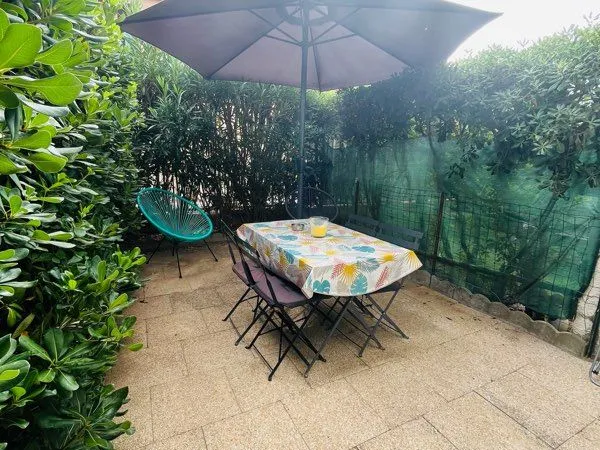 Joli appart avec jardinet, parking, piscine