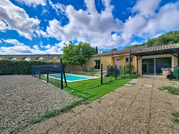 Une agréable villa de plain-pied avec piscine, garage et jardin dans un quartier calme de Bédarieux.