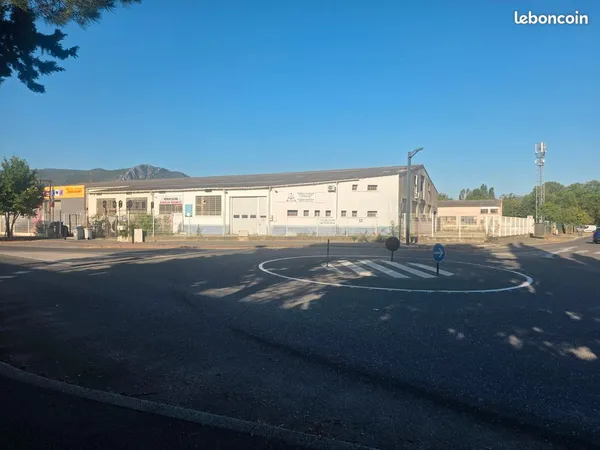 Local commercial zone des consacs