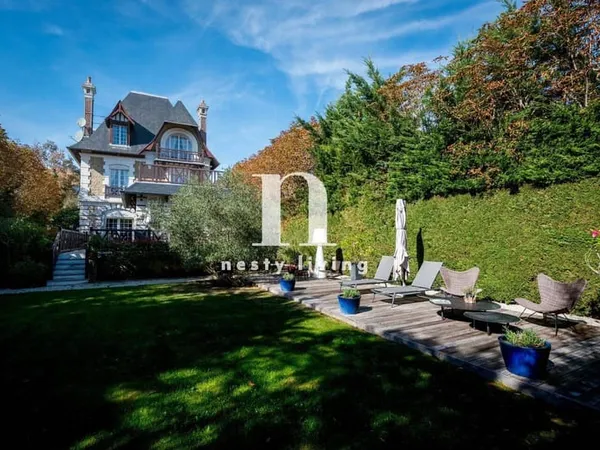 Maison 10 pièces 270 m²