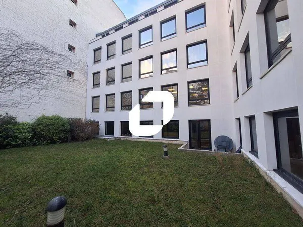 Local 2 pièces 235 m²