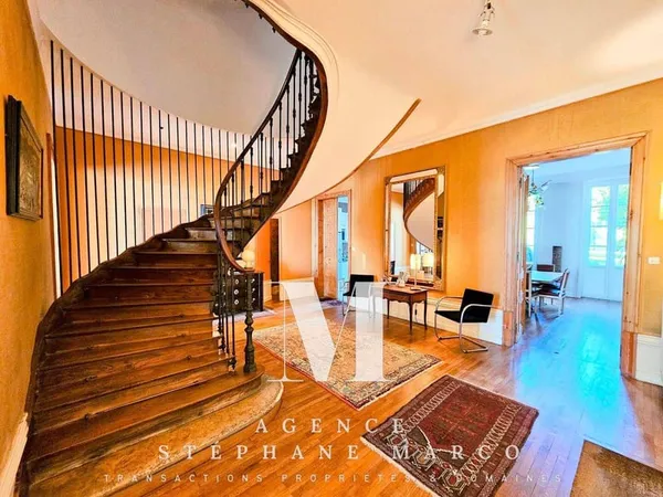 Maison 8 pièces 316 m²