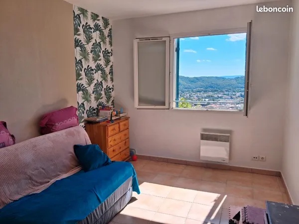 Draguignan-Le Peyrard-Chambre 14,67m2 + SDB et WC privatifs, emplacement parking 500 CC