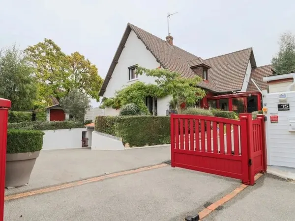 Maison 7 pièces 238 m²