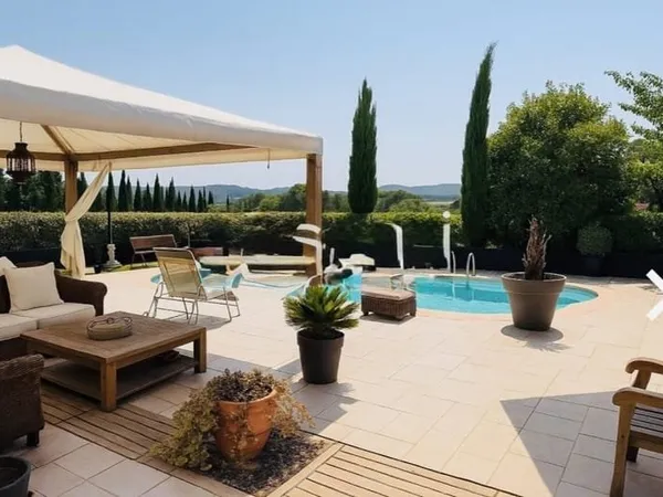 Villa pleine de charme, de plain pied, au calme, plein sud.