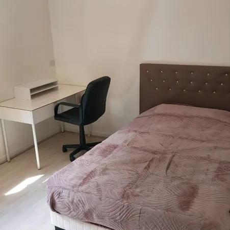 Chambre meublée