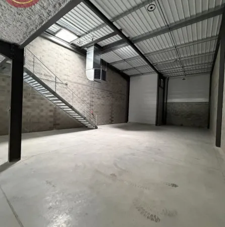 Entrepôt 4 pièces 478 m²