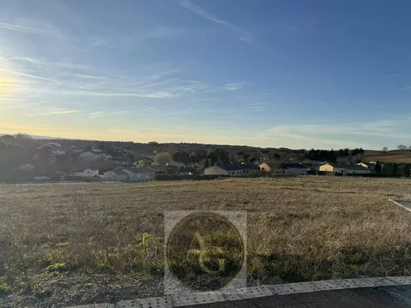 Terrain constructible et viabilisé avec vue sur les collines